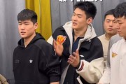 九游娱乐app下载-广东为胡明轩庆生！杜锋高待遇，多人摁头往蛋糕砸，想报复却未果